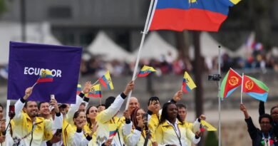 Ecuador en el corazón de París, desfiló sobre el río Sena en el acto inagural