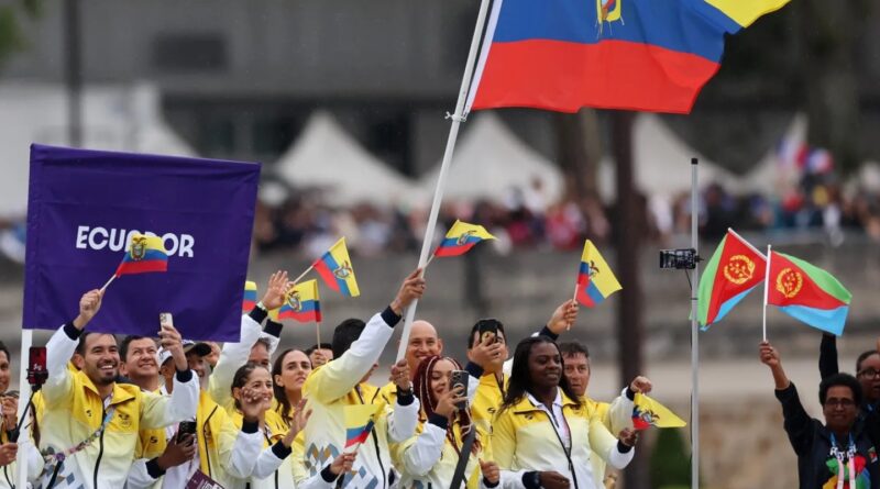 Ecuador en el corazón de París, desfiló sobre el río Sena en el acto inagural