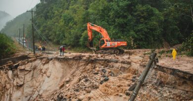 Video: maquinaria del Gobierno de Pastaza en trabajo mancomunado ante emergencia vial Baños Puyo